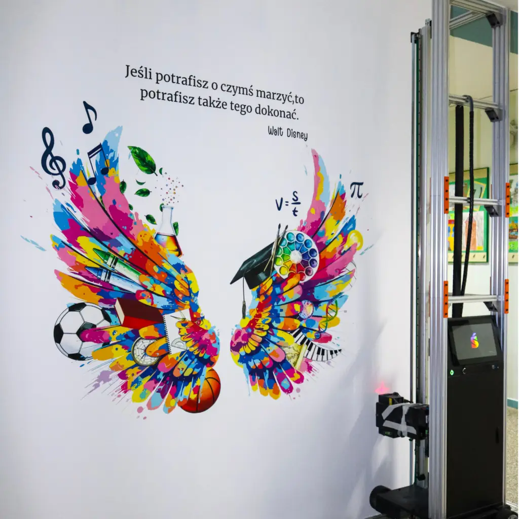 Druk ścienny UV w szkole – motywacyjne skrzydła i cytat na ścianie, ściany do zmiany w szkole