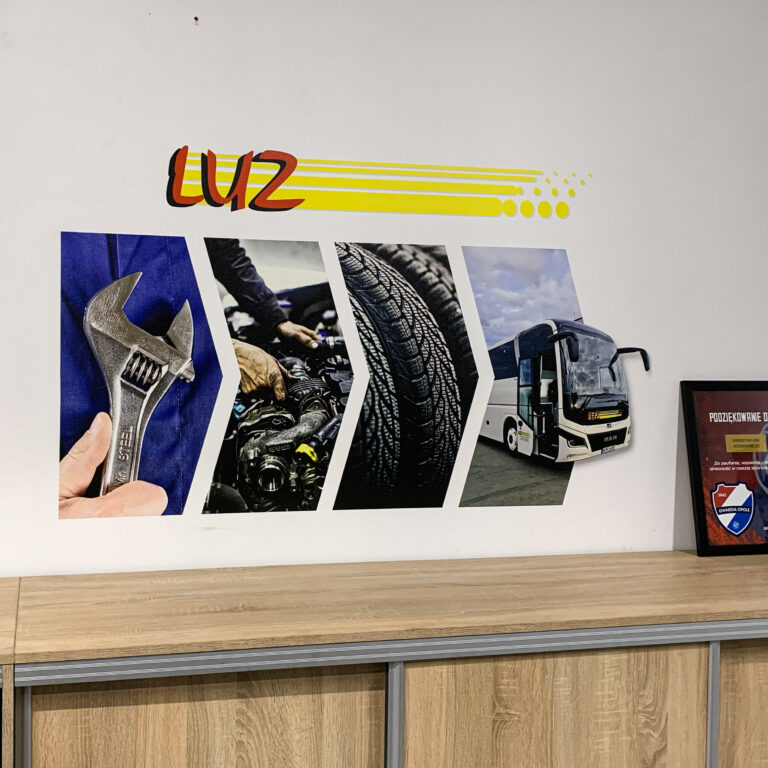 Identyfikacja wizualna firmy LUZ Opole – branding ścienny z logo oraz grafikami przedstawiającymi narzędzia, serwis mechaniczny, opony i autobus.