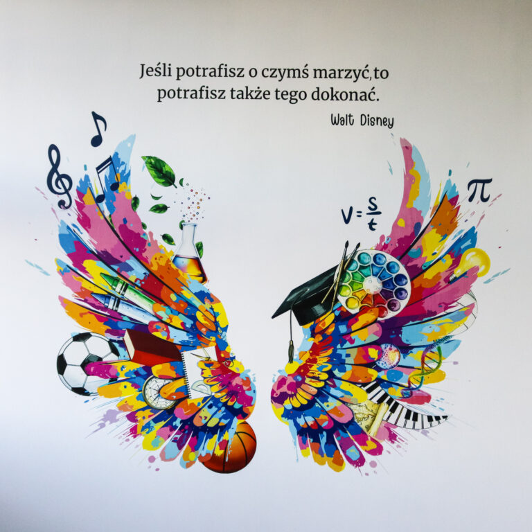 Kolorowy druk ścienny UV w Szkole Podstawowej nr 5 w Jaworze – mural edukacyjny ze skrzydłami wyobraźni