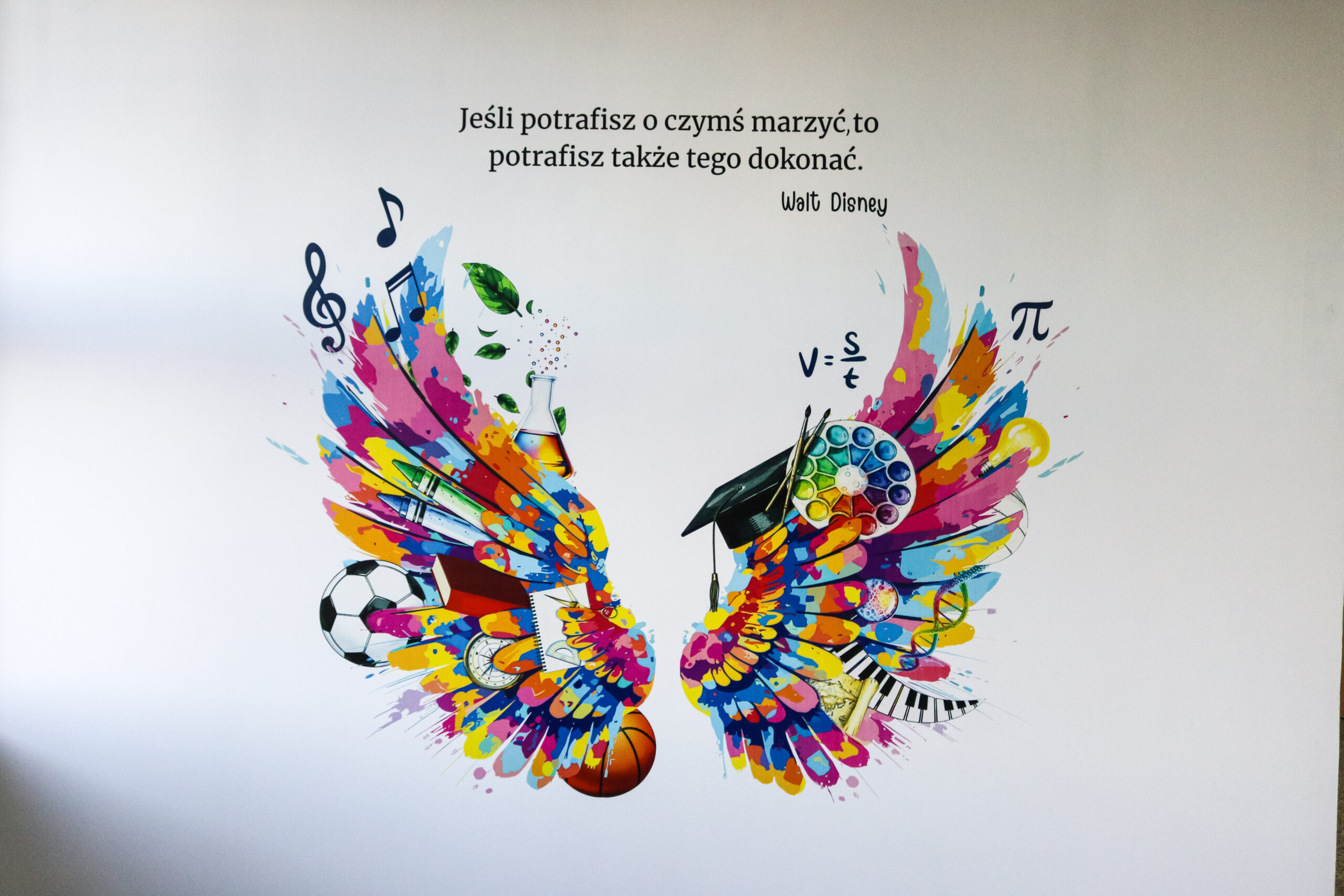 Kolorowy druk ścienny UV w Szkole Podstawowej nr 5 w Jaworze – mural edukacyjny ze skrzydłami wyobraźni