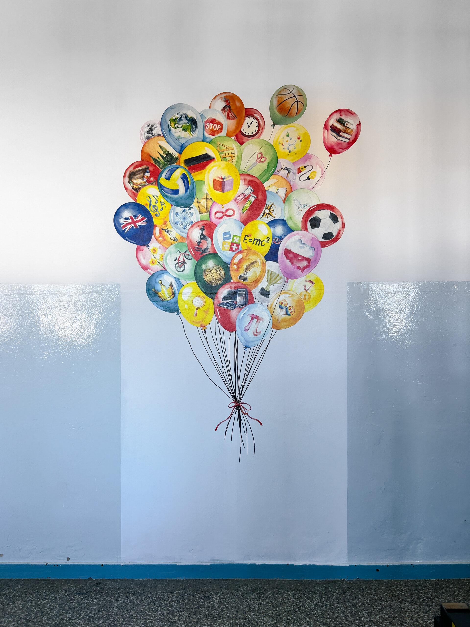 Sciany do zmiany druk ścienny uv Edukacyjny druk ścienny UV w SP5 Jawor – kolorowe balony symbolizujące różne przedmioty szkolne