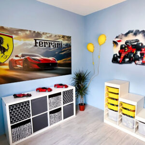 Nadruk ścienny Ferrari UV w pokoju dziecka – motyw Formuły 1 i samochodów sportowych