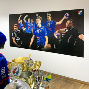gwardia opole Druk ścienny UV z zawodnikami i pucharami w klubie sportowym