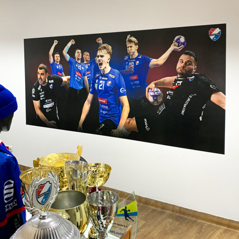 gwardia opole Druk ścienny UV z zawodnikami i pucharami w klubie sportowym