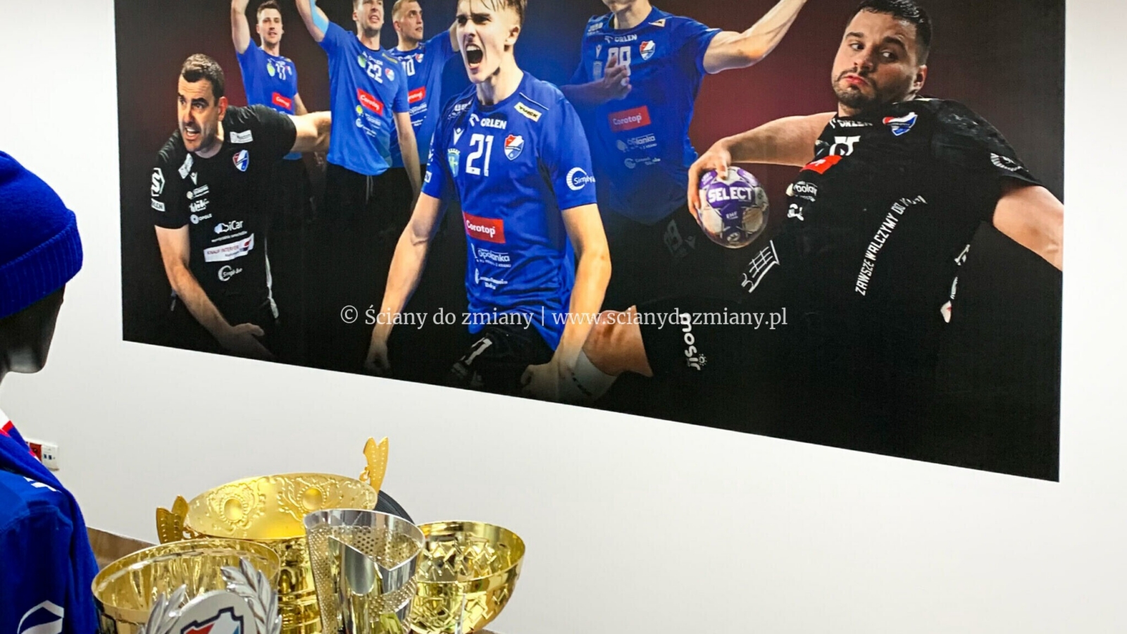 gwardia opole Druk ścienny UV z zawodnikami i pucharami w klubie sportowym