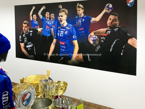 gwardia opole Druk ścienny UV z zawodnikami i pucharami w klubie sportowym