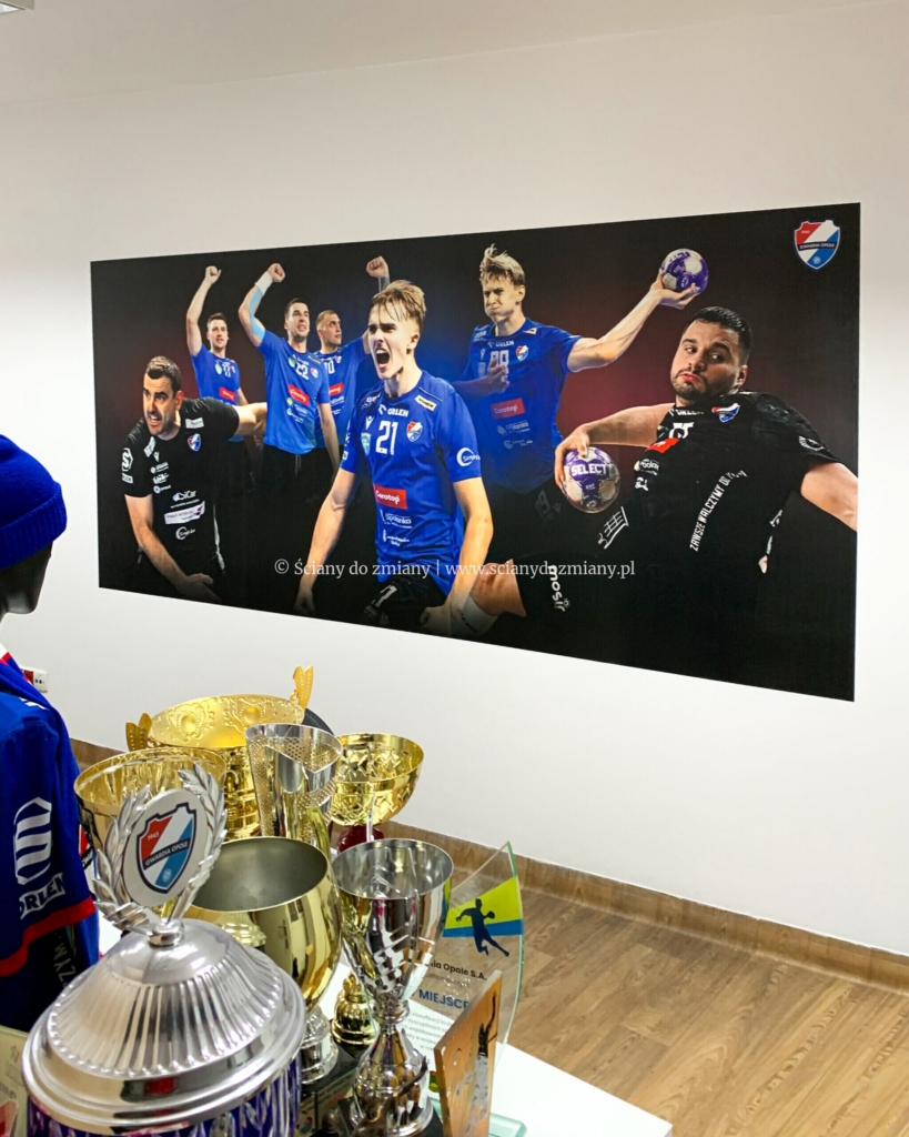 gwardia opole Druk ścienny UV z zawodnikami i pucharami w klubie sportowym