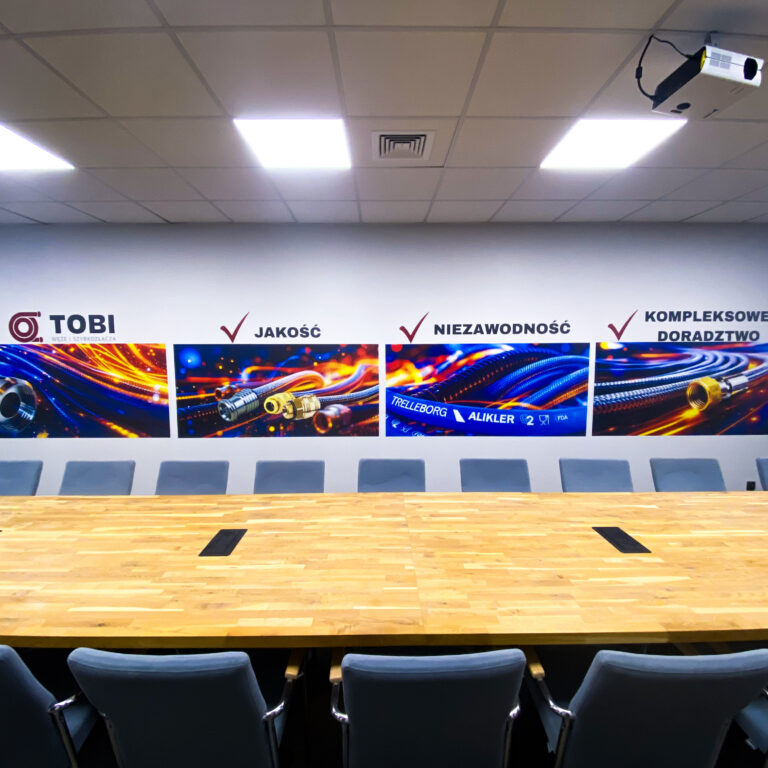 Pełnoformatowy druk ścienny UV w sali konferencyjnej firmy Tobi – grafika techniczna o powierzchni 10 m²