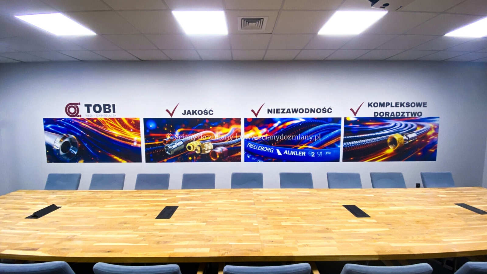 Pełnoformatowy druk ścienny UV w sali konferencyjnej firmy Tobi – grafika techniczna o powierzchni 10 m²