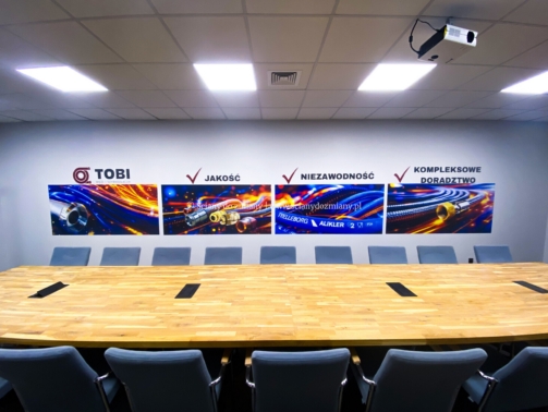 Pełnoformatowy druk ścienny UV w sali konferencyjnej firmy Tobi – grafika techniczna o powierzchni 10 m²