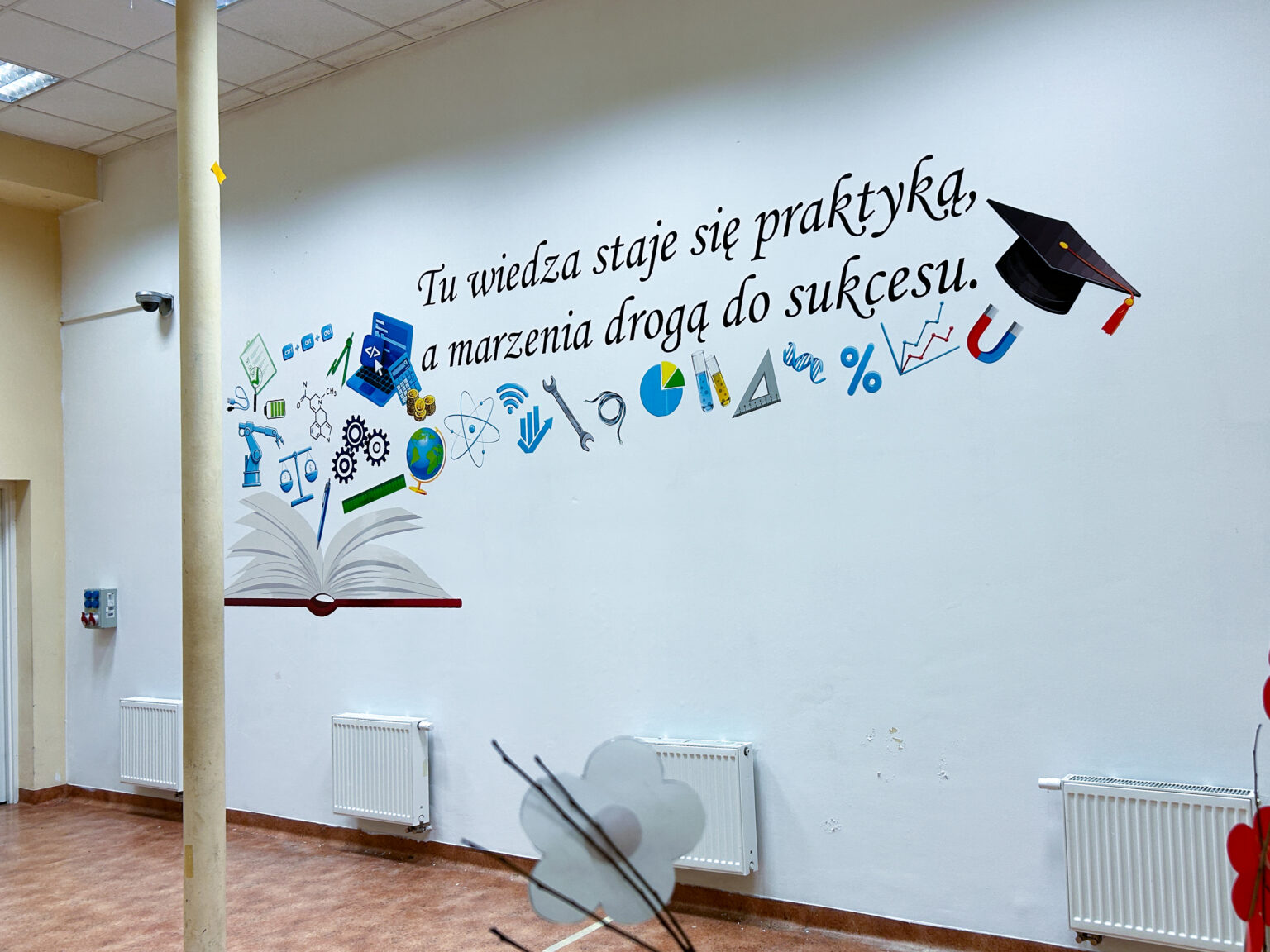 ściany do zmiany. Druk ścienny UV z motywacyjnym napisem i grafiką edukacyjną na ścianie