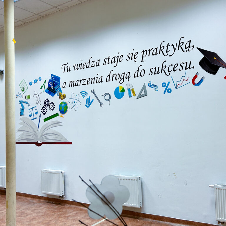 ściany do zmiany. Druk ścienny UV z motywacyjnym napisem i grafiką edukacyjną na ścianie