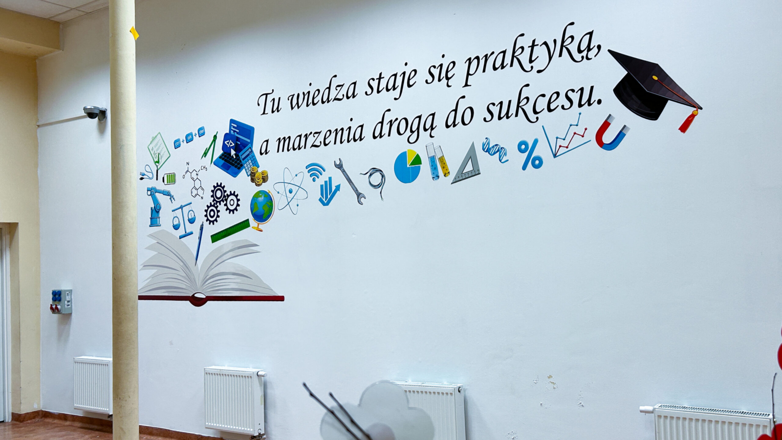 ściany do zmiany. Druk ścienny UV z motywacyjnym napisem i grafiką edukacyjną na ścianie