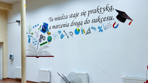 ściany do zmiany. Druk ścienny UV z motywacyjnym napisem i grafiką edukacyjną na ścianie