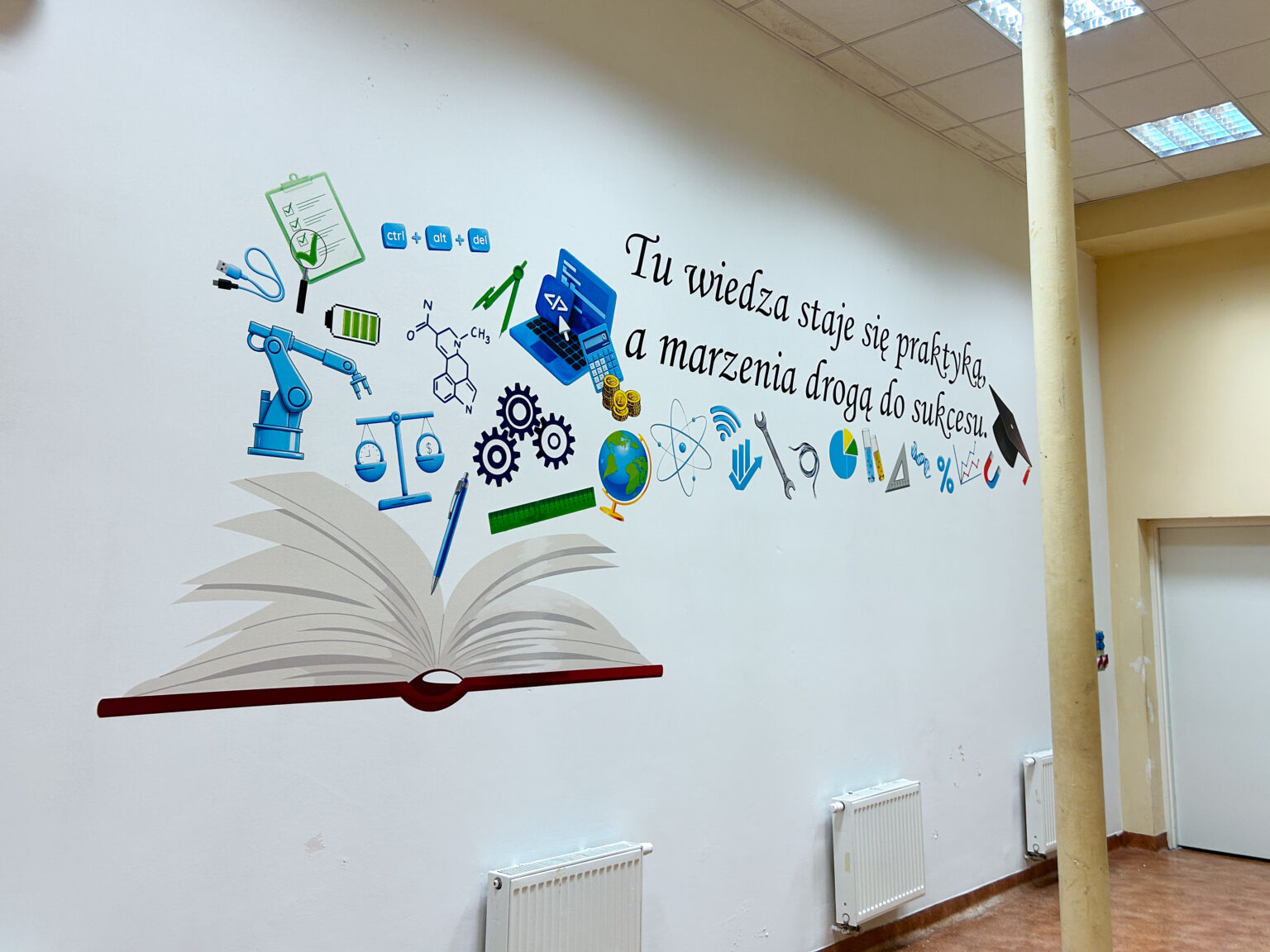 Grafika ścienna UV z otwartą książką i symbolami edukacji. Ściany do zmiany