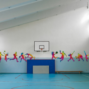 Kolorowa grafika ścienna w szkolnej sali gimnastycznej przedstawiająca sylwetki uczniów uprawiających różne dyscypliny sportowe, wykonana w technologii druku UV.
