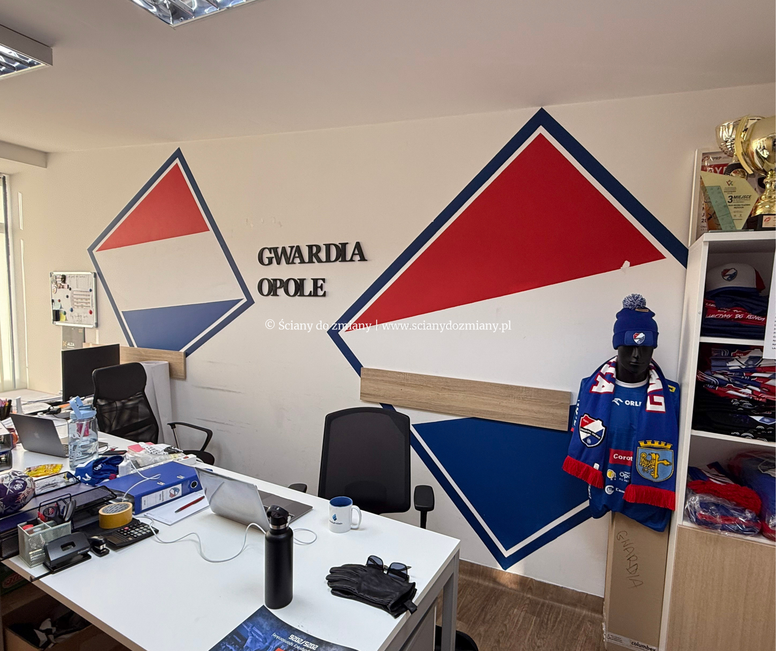 Ściana w siedzibie Gwardii Opole przed wykonaniem druku ściennego UV