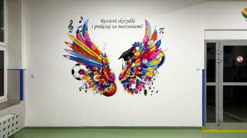 Druk ścienny skrzydła inspiracji szkoła Dolny Śląsk – personalizowana grafika edukacyjna