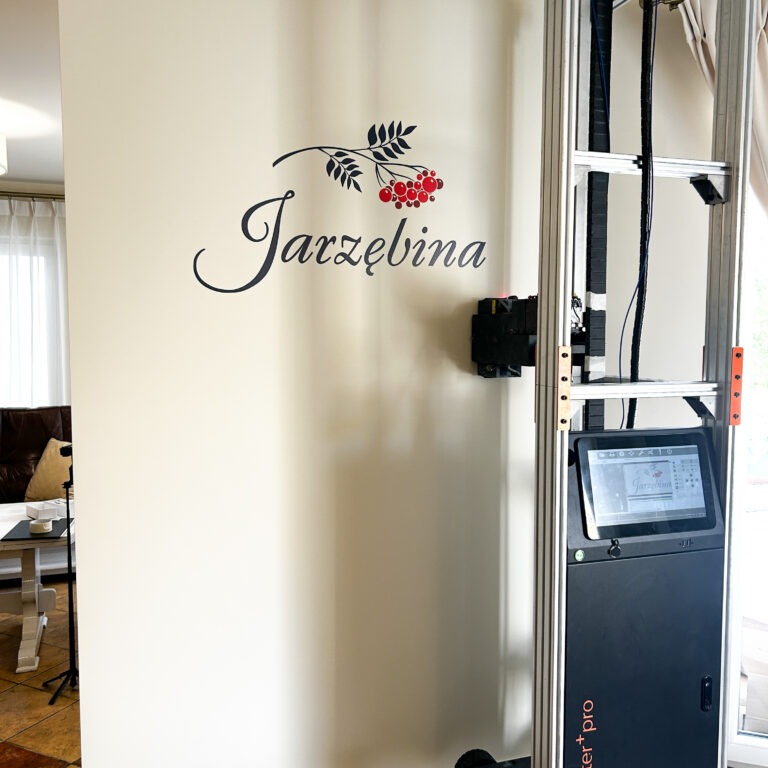 druk ścienny UV logo Jarzębina Wrocław realizacja Ściany do Zmiany Dolny Śląsk
