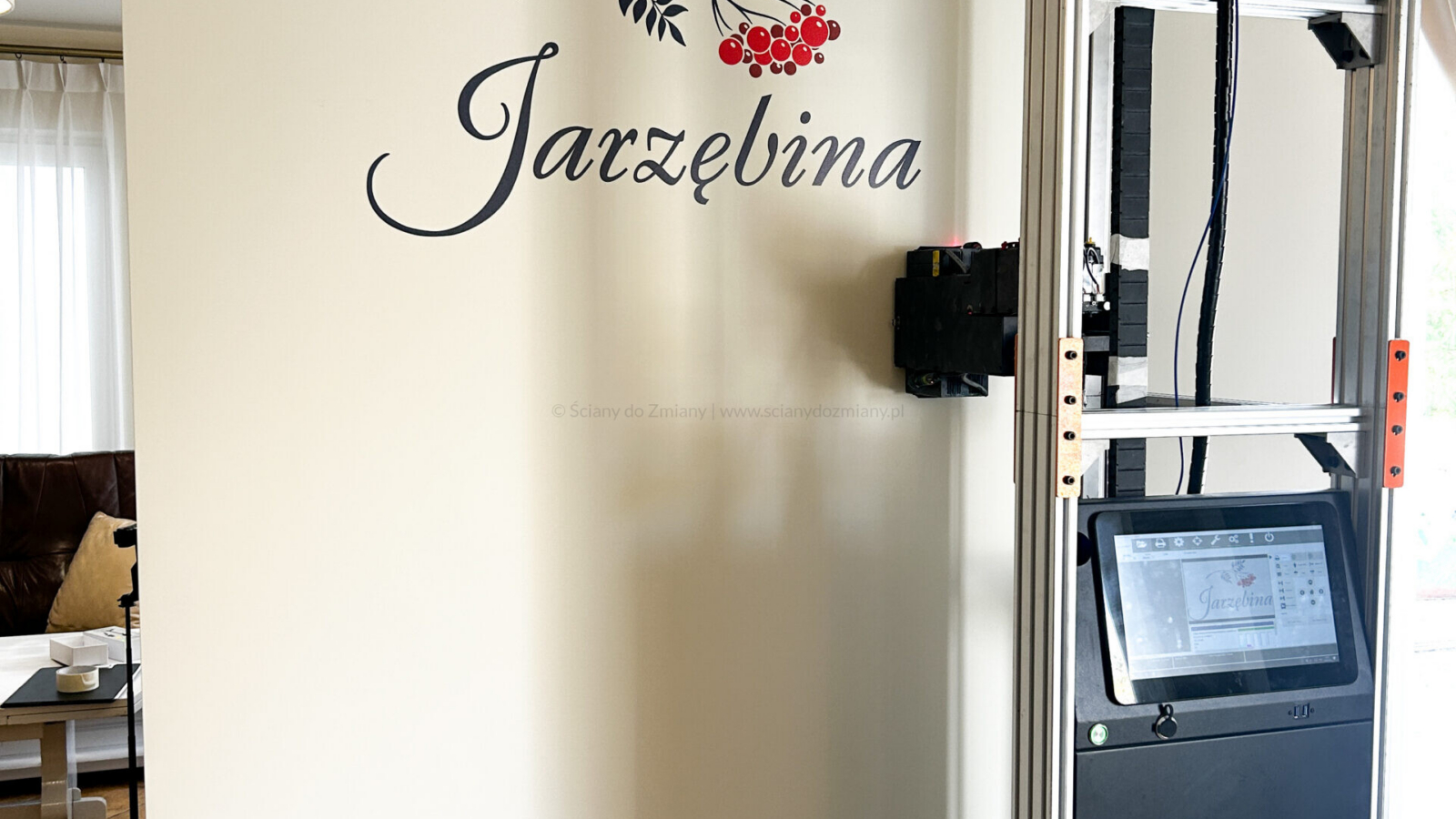 druk ścienny UV logo Jarzębina Wrocław realizacja Ściany do Zmiany Dolny Śląsk