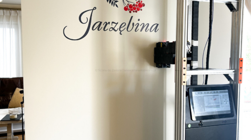 druk ścienny UV logo Jarzębina Wrocław realizacja Ściany do Zmiany Dolny Śląsk