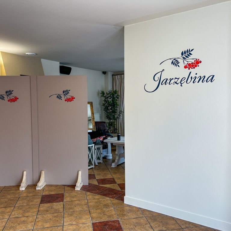 logo na ścianie druk UV restauracja hotel wejście wnętrze Dolny Śląsk