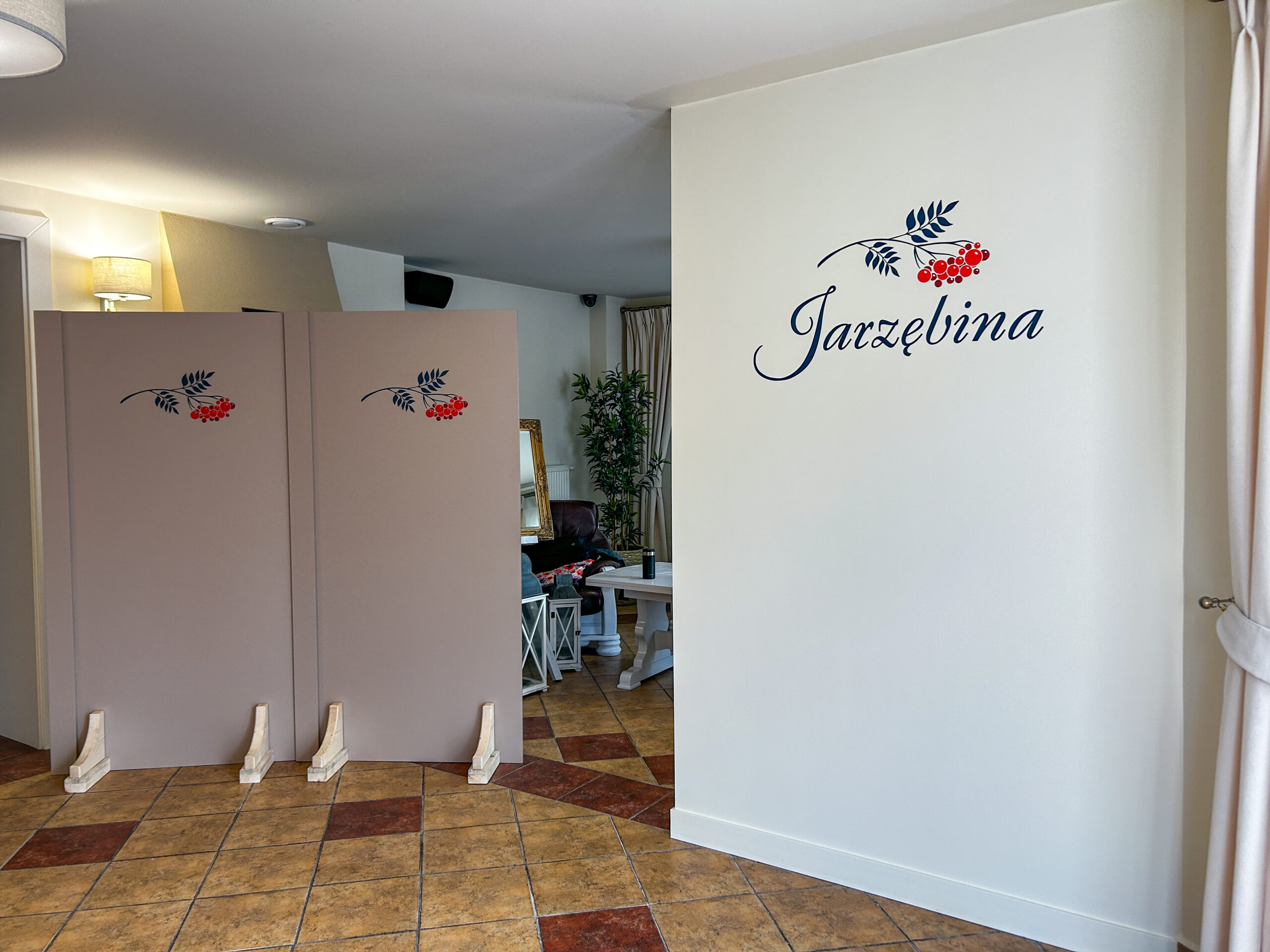 logo na ścianie druk UV restauracja hotel wejście wnętrze Dolny Śląsk