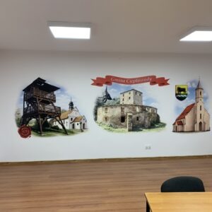 Druk ścienny UV w sali konferencyjnej Gminy Ciepłowody z grafikami lokalnych zabytków i architektury
