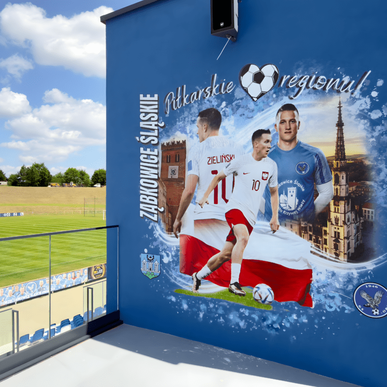 Mural Piotra Zielińskiego na stadionie KS Orzeł Ząbkowice Śląskie wykonany techniką druku ściennego przez firmę Ściany do Zmiany.