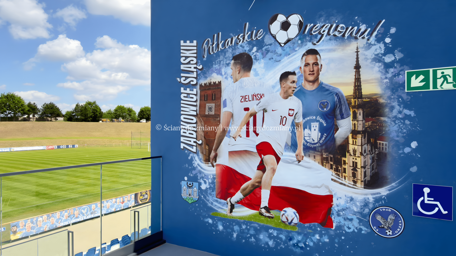 Mural Piotra Zielińskiego na stadionie KS Orzeł Ząbkowice Śląskie wykonany techniką druku ściennego przez firmę Ściany do Zmiany.