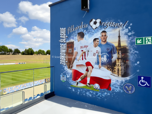 Mural Piotra Zielińskiego na stadionie KS Orzeł Ząbkowice Śląskie wykonany techniką druku ściennego przez firmę Ściany do Zmiany.