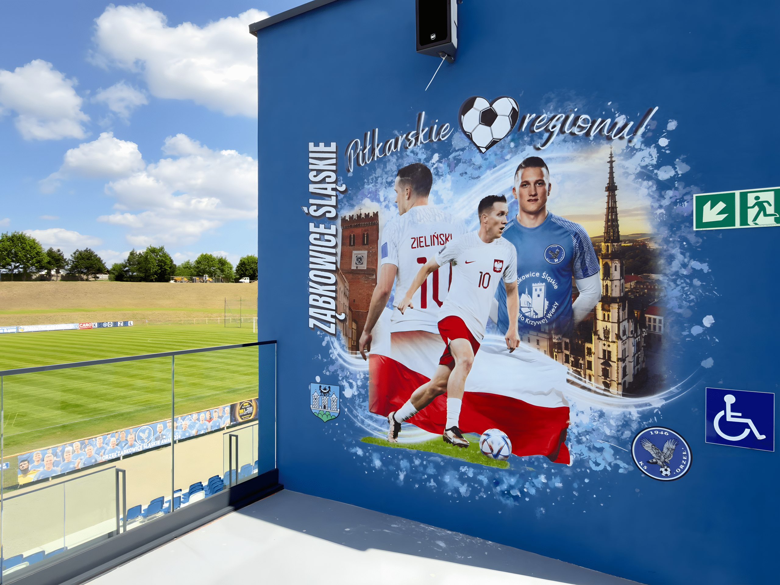 Mural Piotra Zielińskiego na stadionie KS Orzeł Ząbkowice Śląskie wykonany techniką druku ściennego przez firmę Ściany do Zmiany.