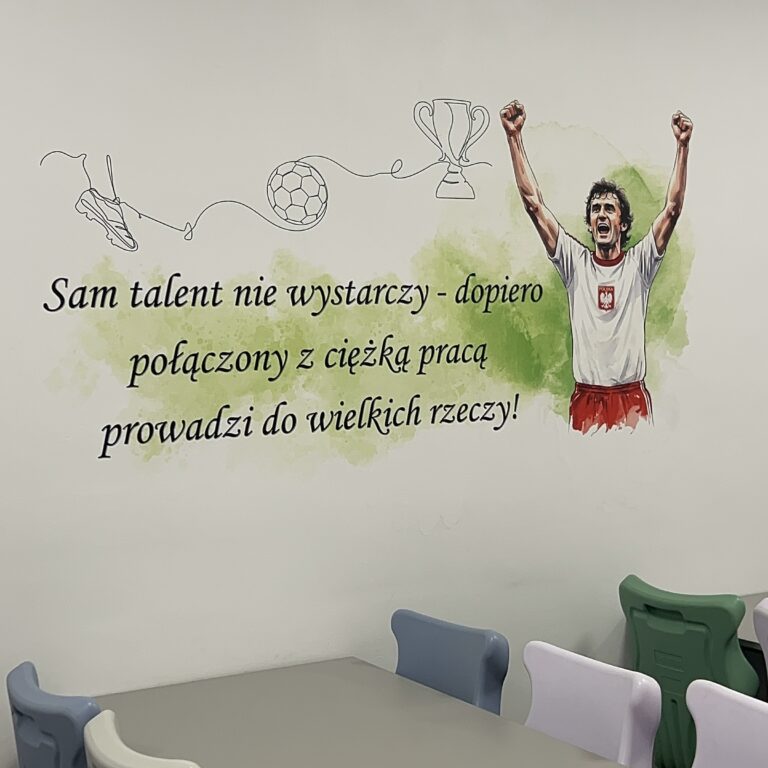Druk ścienny UV z cytatem i ilustracją Włodzimierza Lubańskiego w świetlicy szkolnej Szkoły Podstawowej w Gaci