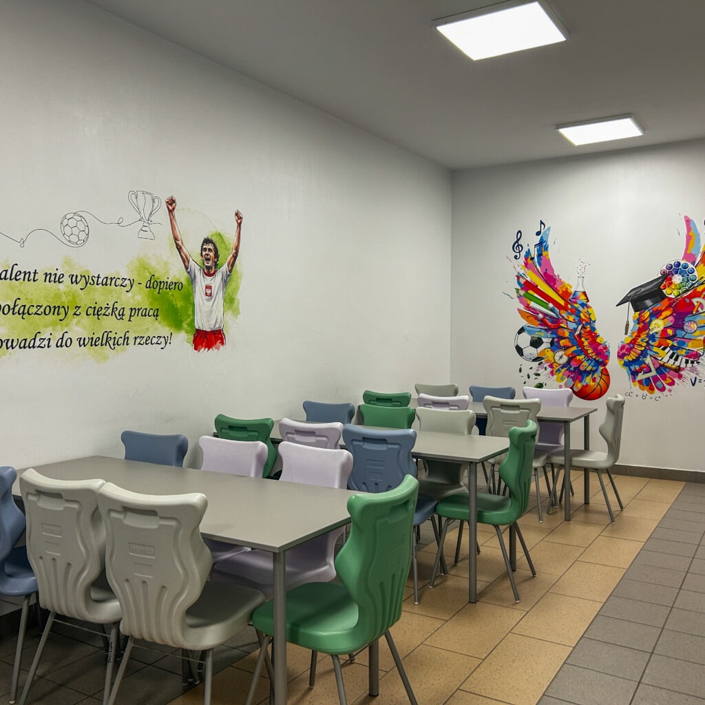 Kolorowy druk ścienny UV ze skrzydłami edukacyjnymi w świetlicy Szkoły Podstawowej w Gaci
