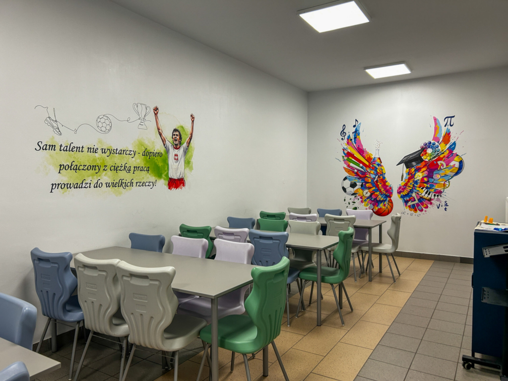 Kolorowy druk ścienny UV ze skrzydłami edukacyjnymi w świetlicy Szkoły Podstawowej w Gaci
