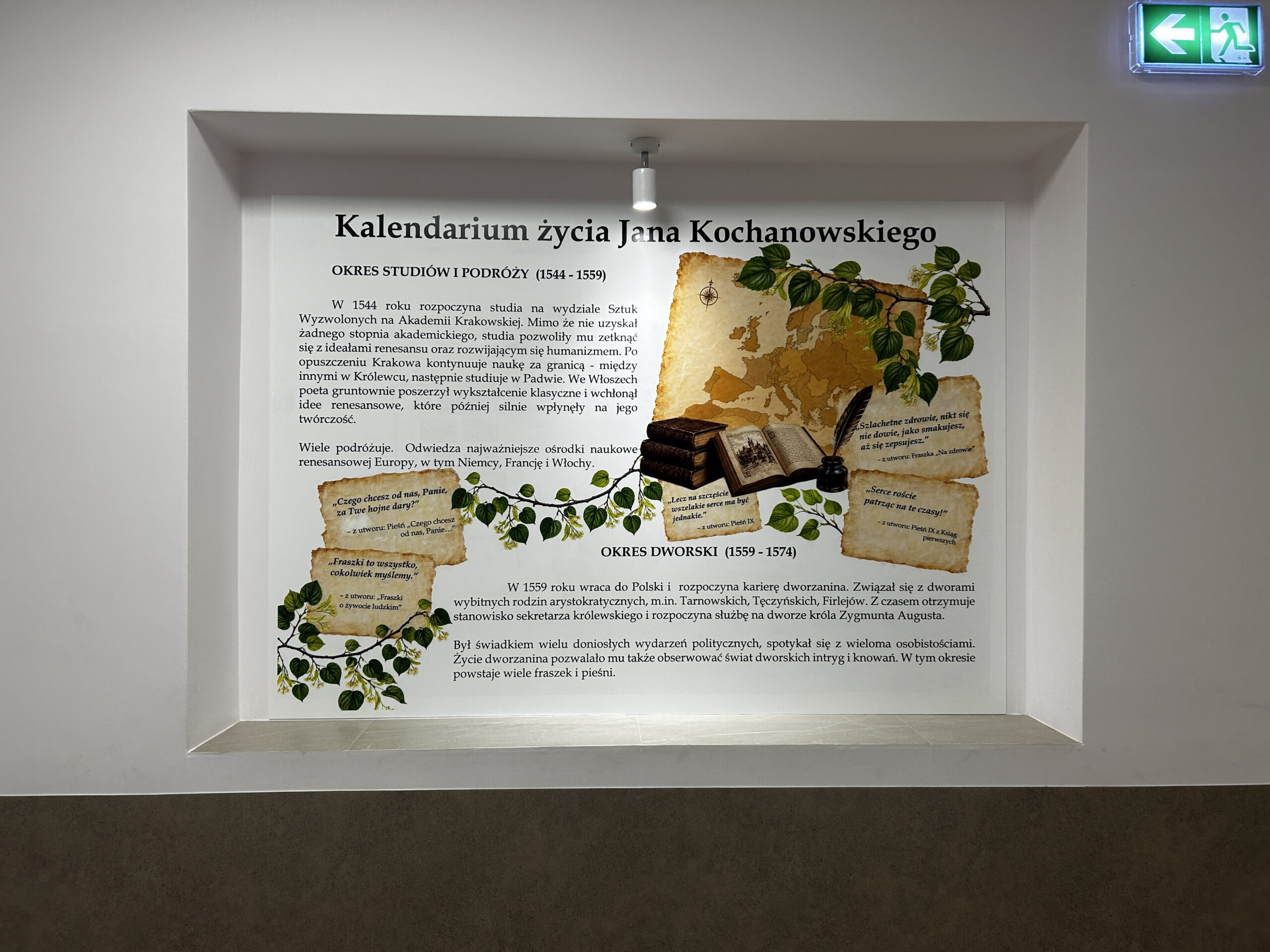 Tablica na pleksi przedstawiająca studia, europejskie podróże i okres dworski Jana Kochanowskiego