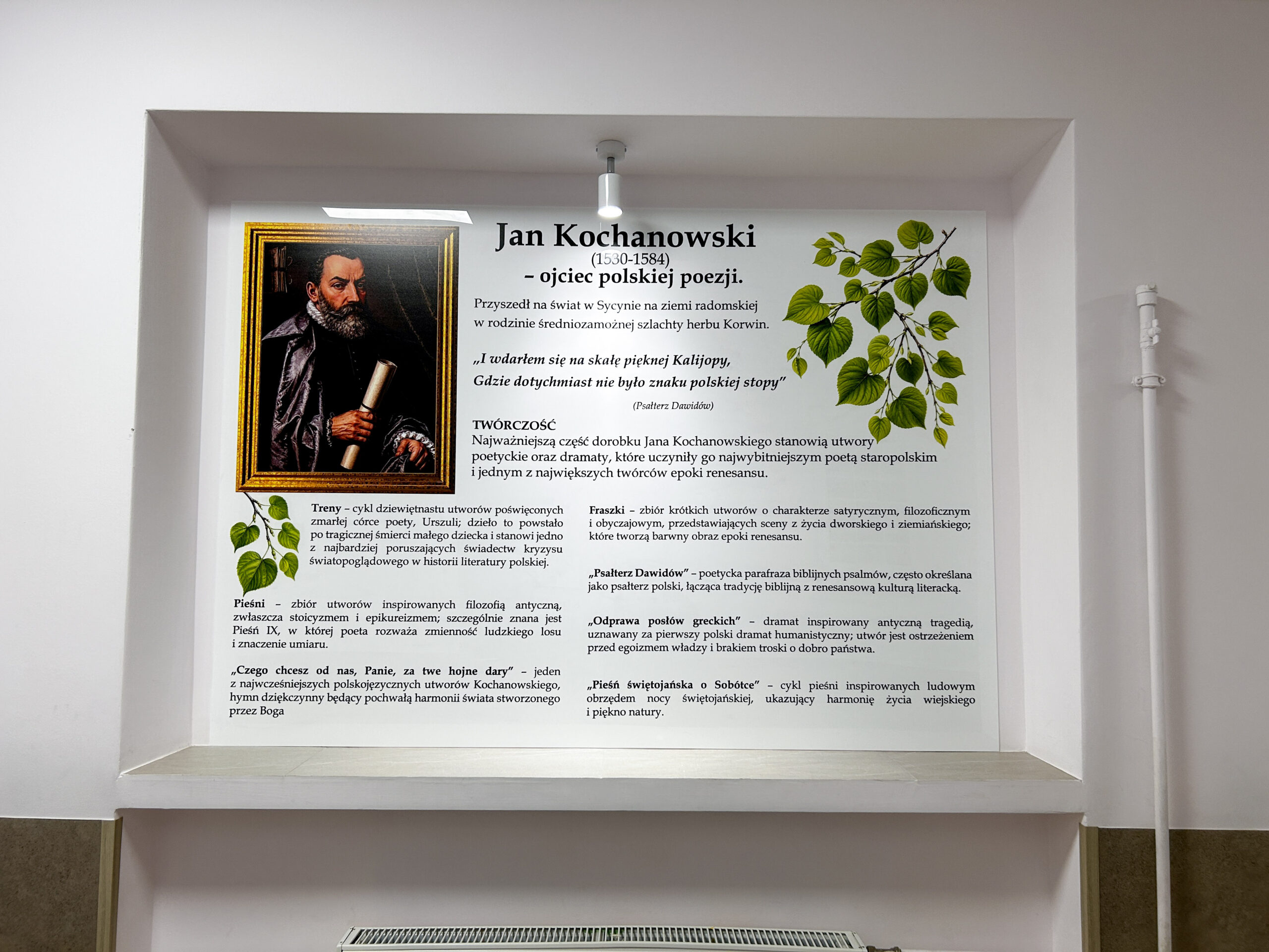 Tablica edukacyjna z portretem Jana Kochanowskiego oraz opisem jego życia, twórczości, fraszek, trenów i pieśni