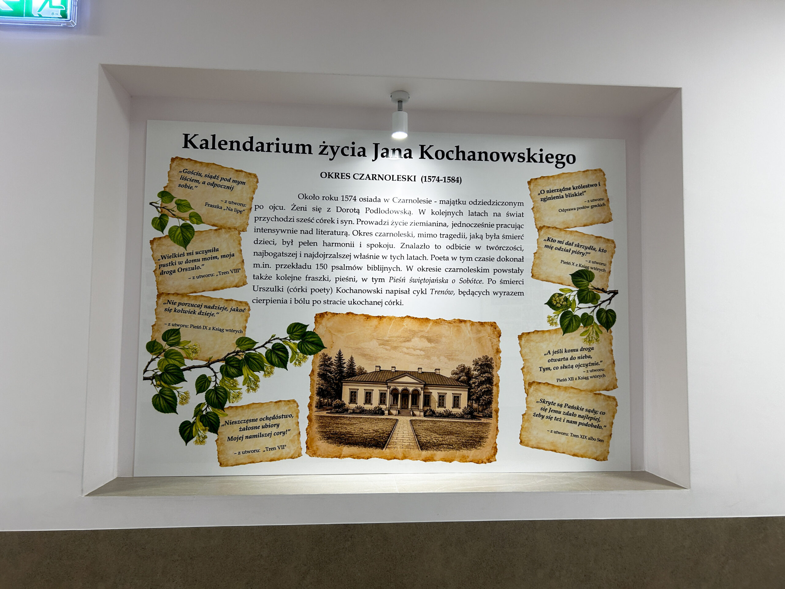 Tablica edukacyjna na pleksi opisująca okres czarnoleski Jana Kochanowskiego oraz jego najważniejsze dzieła