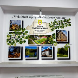 Tablica edukacyjna na pleksi ze zdjęciami zabytków, przyrody i najważniejszych miejsc gminy Wądroże Wielkie