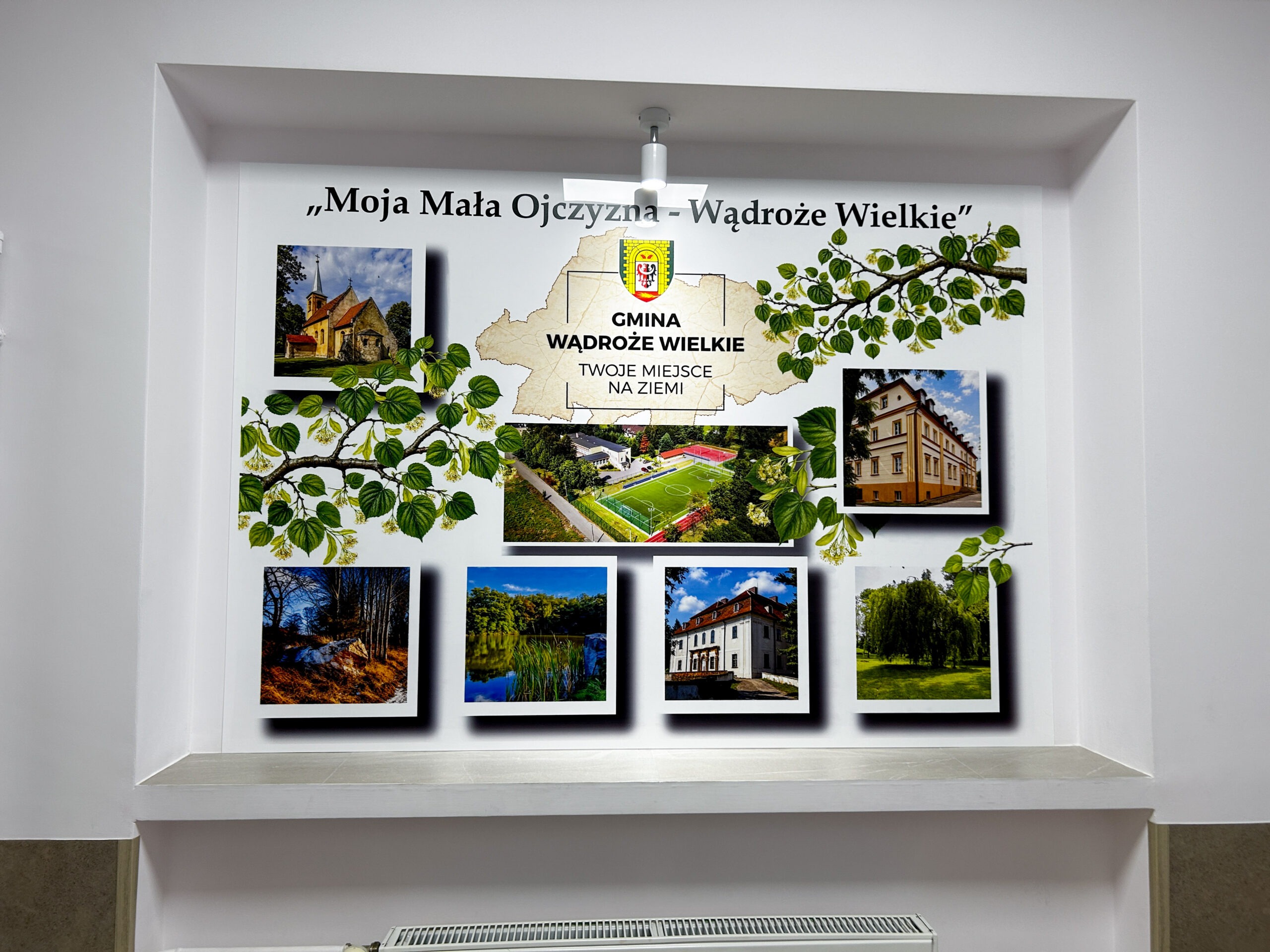 Tablica edukacyjna na pleksi ze zdjęciami zabytków, przyrody i najważniejszych miejsc gminy Wądroże Wielkie
