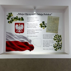 Tablica patriotyczna na pleksi z polską flagą, godłem, tekstem hymnu i rękopisem Mazurka Dąbrowskiego