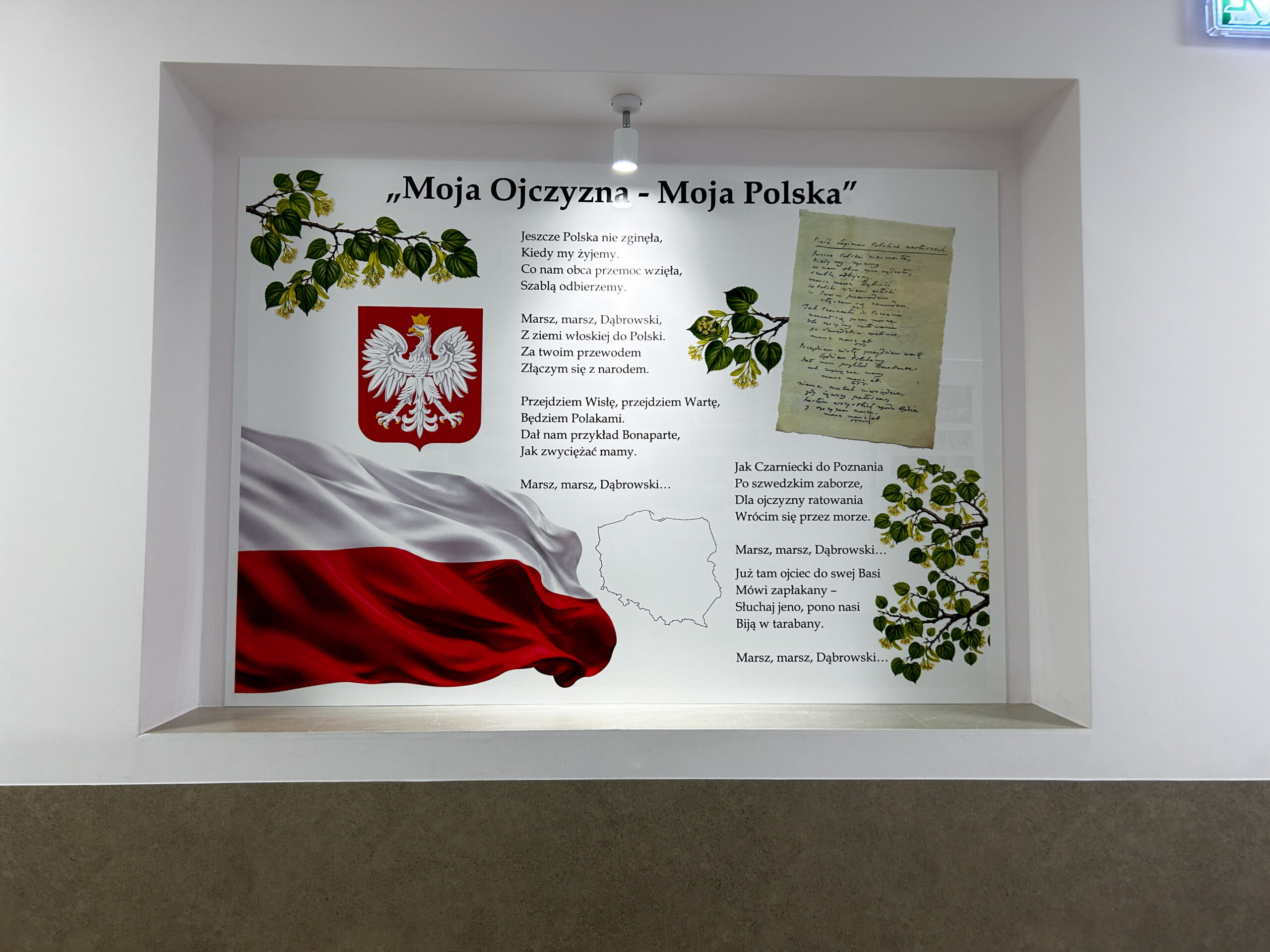 Tablica patriotyczna na pleksi z polską flagą, godłem, tekstem hymnu i rękopisem Mazurka Dąbrowskiego