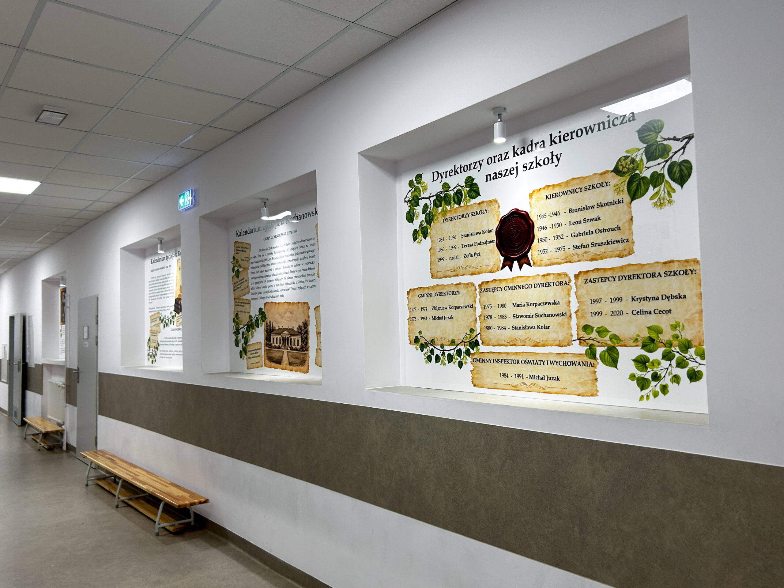 Podświetlane tablice na pleksi w szkolnym korytarzu z wykazem dyrektorów i historią Szkoły Podstawowej w Wądrożu Wielkim