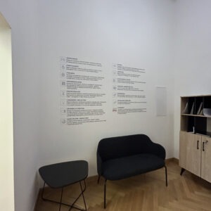 Nowoczesne wnętrze z minimalistycznym drukiem ściennym UV przedstawiającym wartości i standardy Wydziału Administracji Politechniki Wrocławskiej.