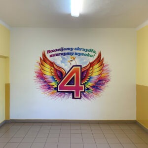 Kolorowy mural szkolny z liczbą 4, skrzydłami i napisem „Rozwijamy skrzydła, mierzymy wysoko!” wykonany technologią druku ściennego UV.
