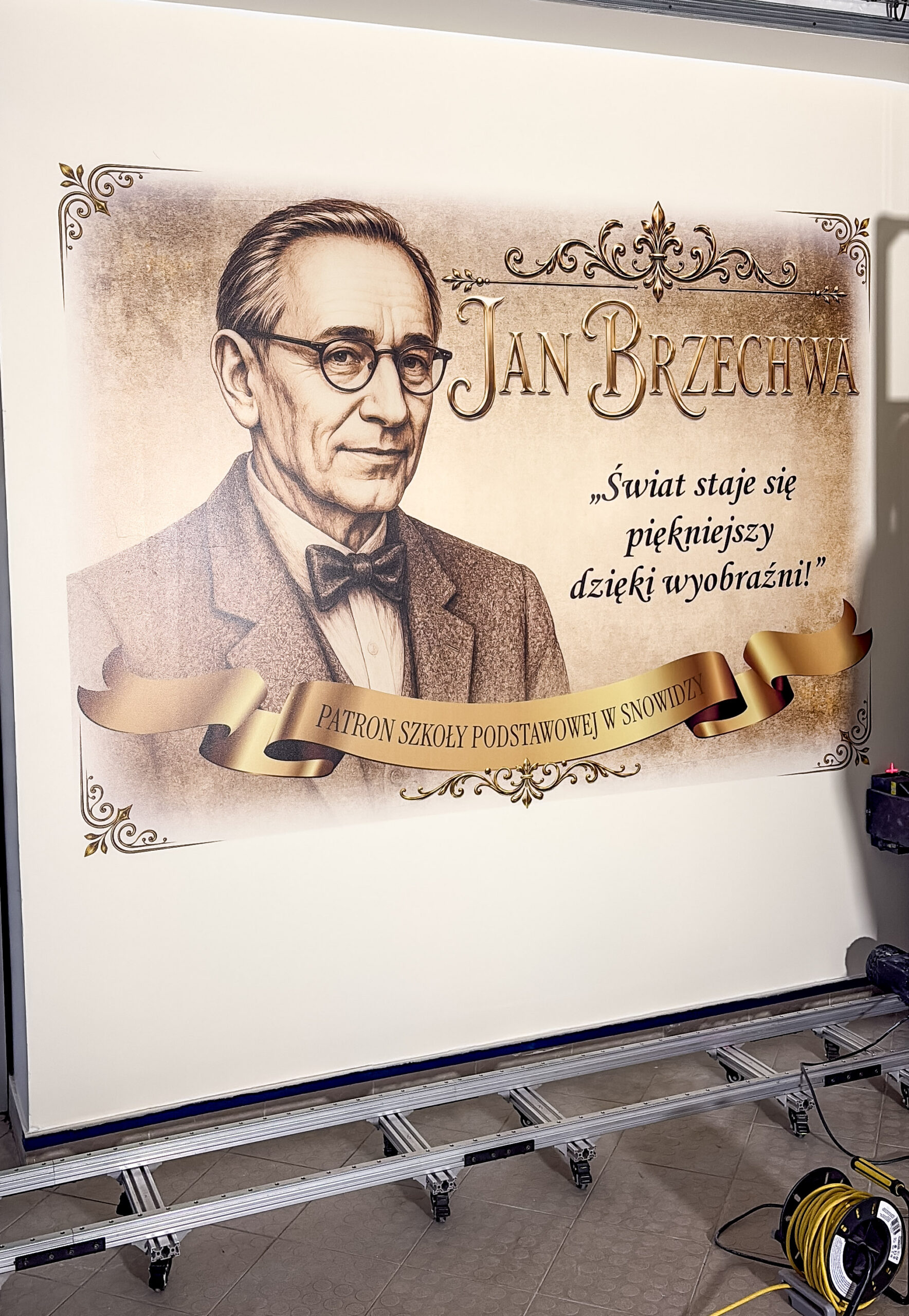 Druk ścienny UV z portretem Jana Brzechwy, patrona Szkoły Podstawowej w Snowidzy, wykonany podczas realizacji szkolnego muralu