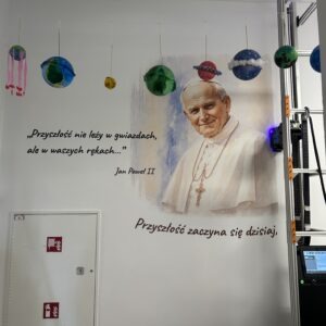 Gotowa ściana patrona szkoły z Janem Pawłem II, akwarelowym tłem i cytatami