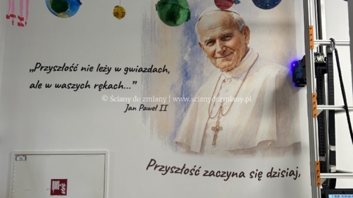 Gotowa ściana patrona szkoły z Janem Pawłem II, akwarelowym tłem i cytatami
