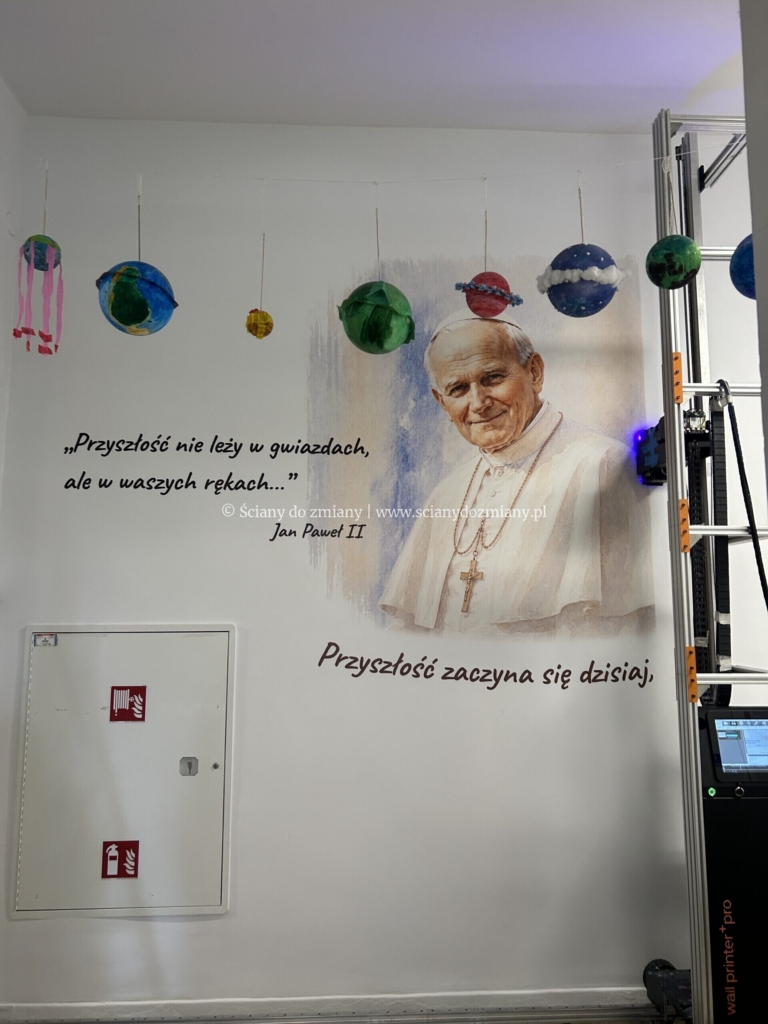 Gotowa ściana patrona szkoły z Janem Pawłem II, akwarelowym tłem i cytatami