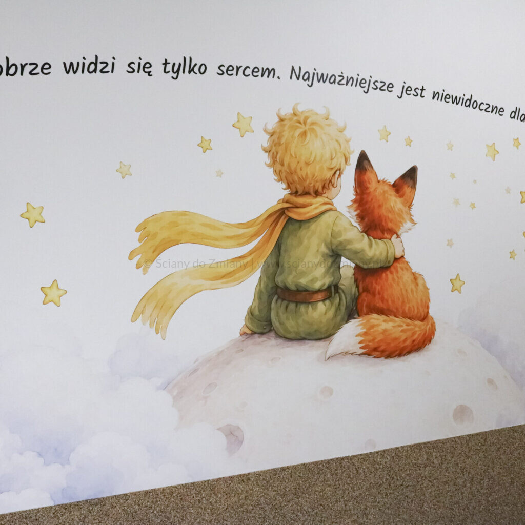 Mały Książę obejmujący Lisa pod cytatem „Dobrze widzi się tylko sercem” – druk UV na ścianie.